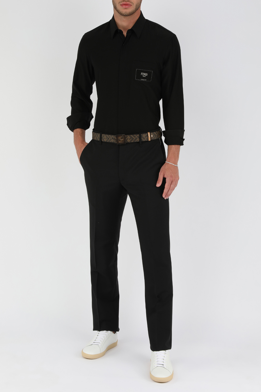 חולצה מכופתרת שחורה עם תגית לוגו